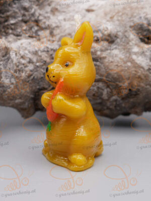 Häschen mit einer Karotte