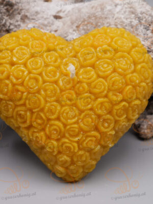 Herz aus Rosenblüten