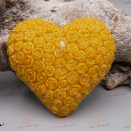 Herz aus Rosenblüten