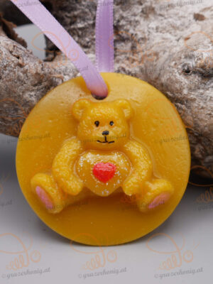 Bär mit Herz in den Tatzen