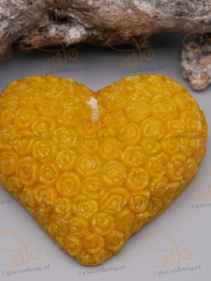 Herz aus Rosenblüten