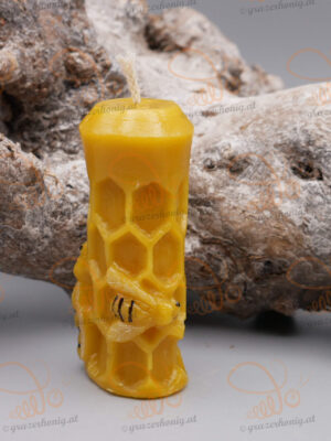 Honigwabenkerze mit Bienen