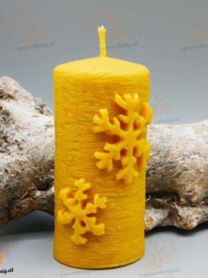 Stumpenkerze mit Schneeflocke