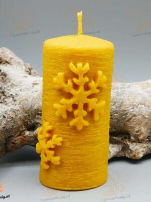 Stumpenkerze mit Schneeflocke