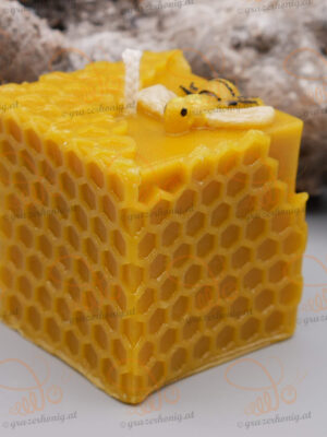 Blockkerze mit Wabenmuster und Biene