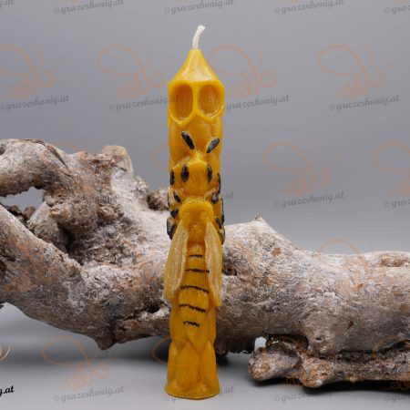 Stabkerze mit Wabenmuster und Biene