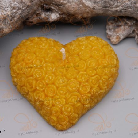 Herz aus Rosenblüten