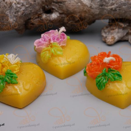 Herz mit Rosenblüten 