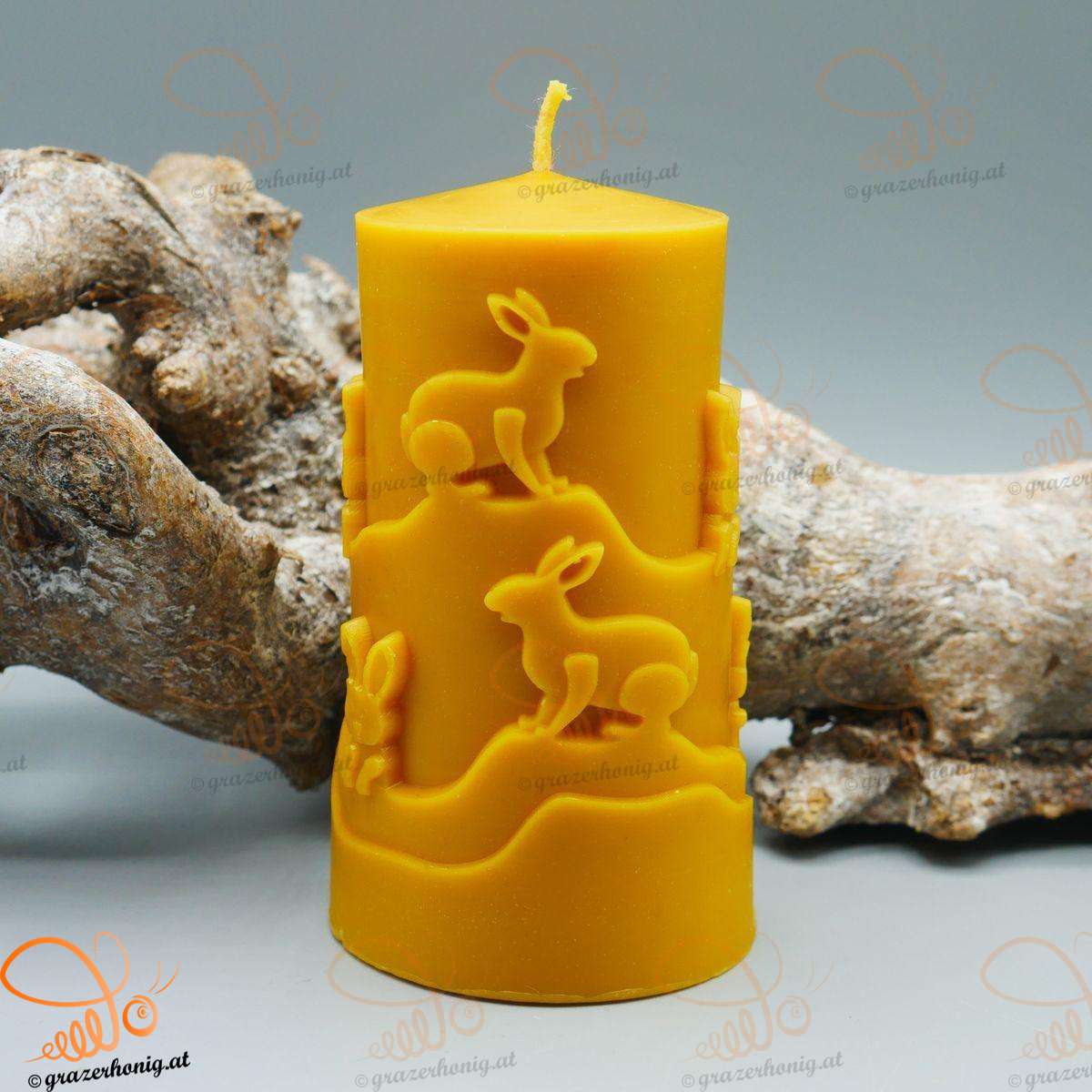 Fröhliche Bienenwachskerze mit Osterhasenmotiv Stumpenkerze mit Hasenmotiv