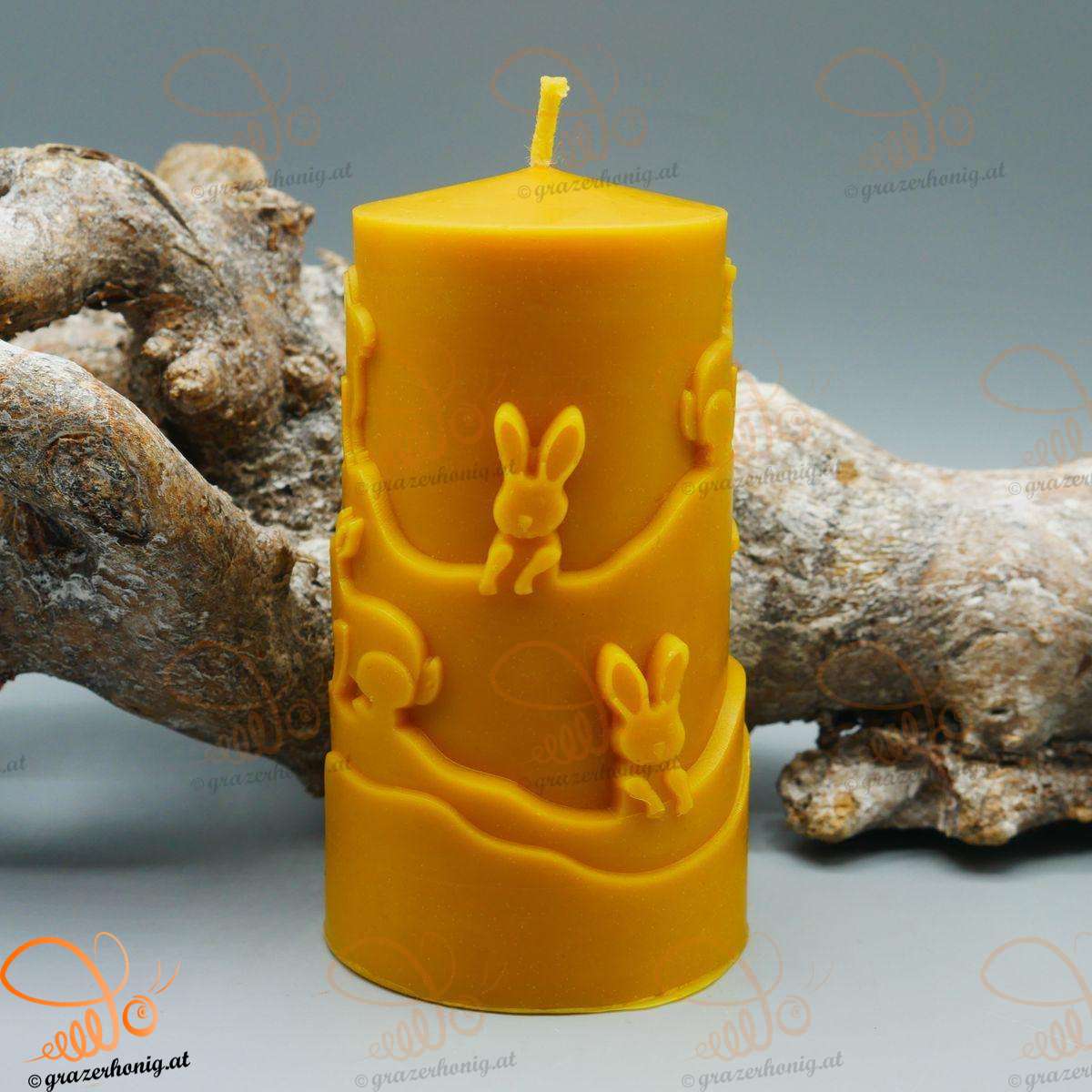 Fröhliche Bienenwachskerze mit Osterhasenmotiv Stumpenkerze mit Hasenmotiv