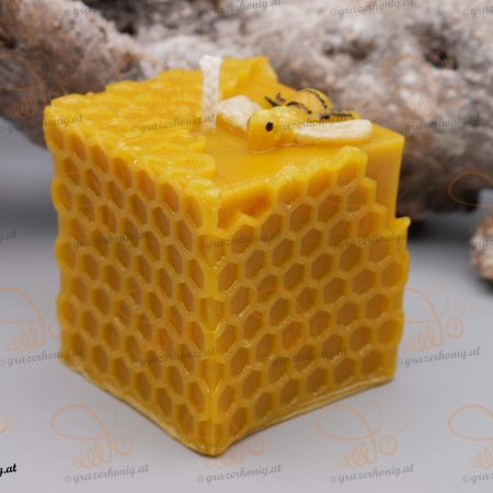 Blockkerze mit Wabenmuster und Biene